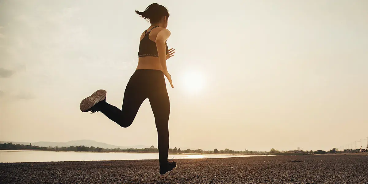 entrenador running elche Mujer entrenando running al aire libre con técnica optimizada en Elche